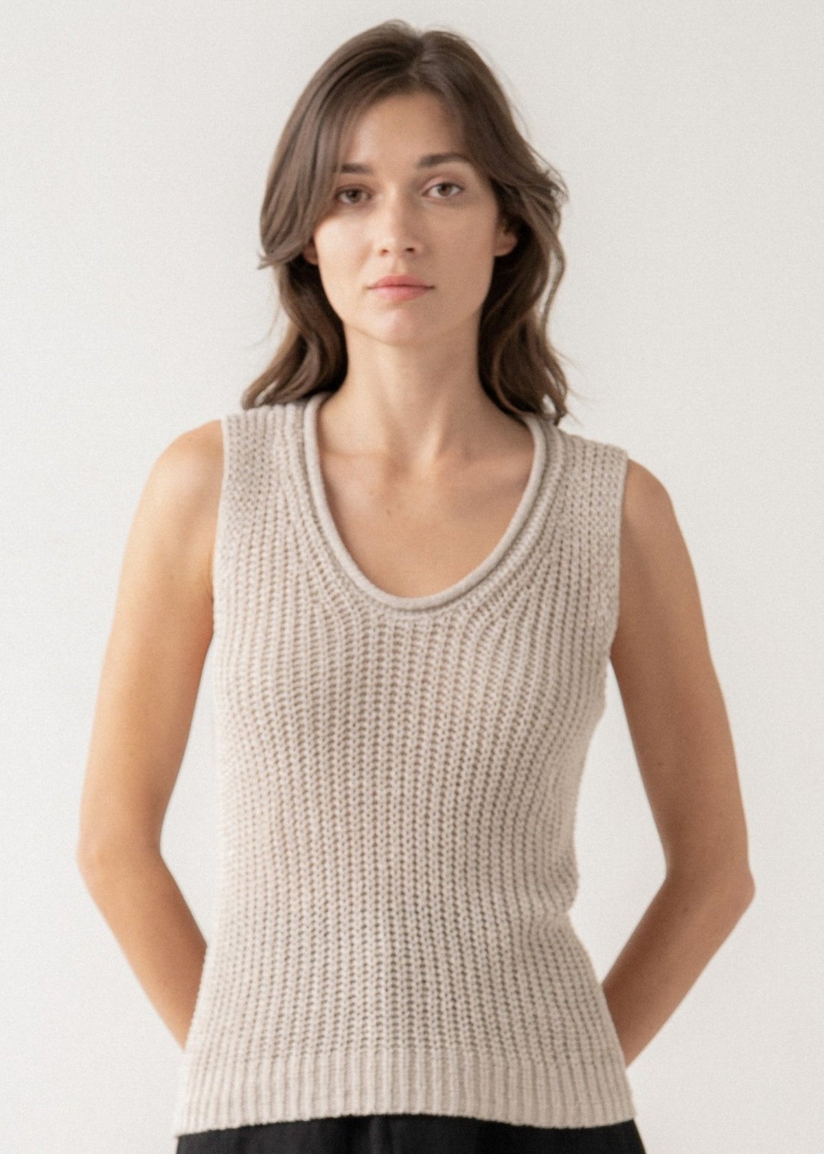 MADDIE SLEEVELESS KNIT TOP