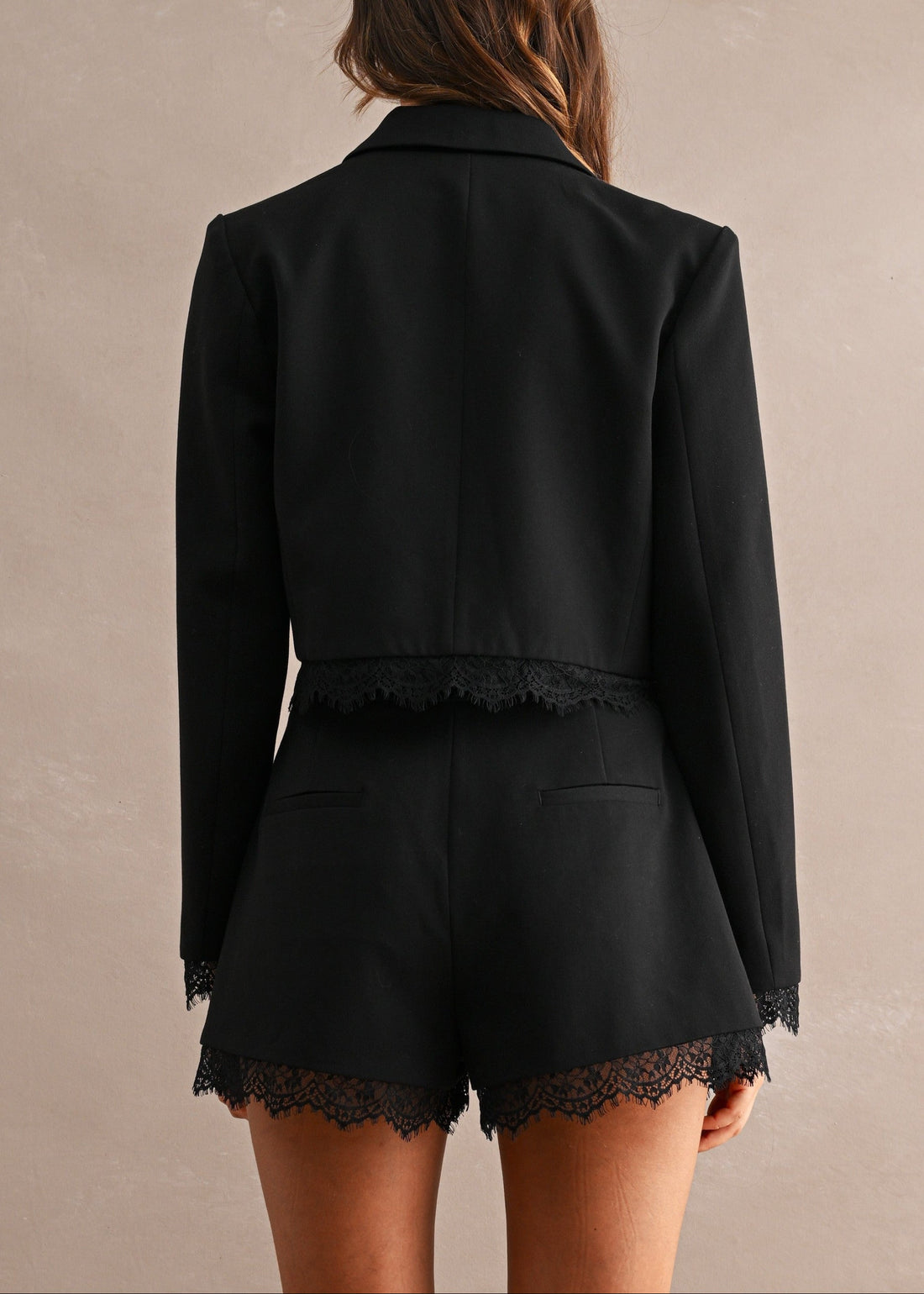 AMANDA CROPPED BLACK BLAZER