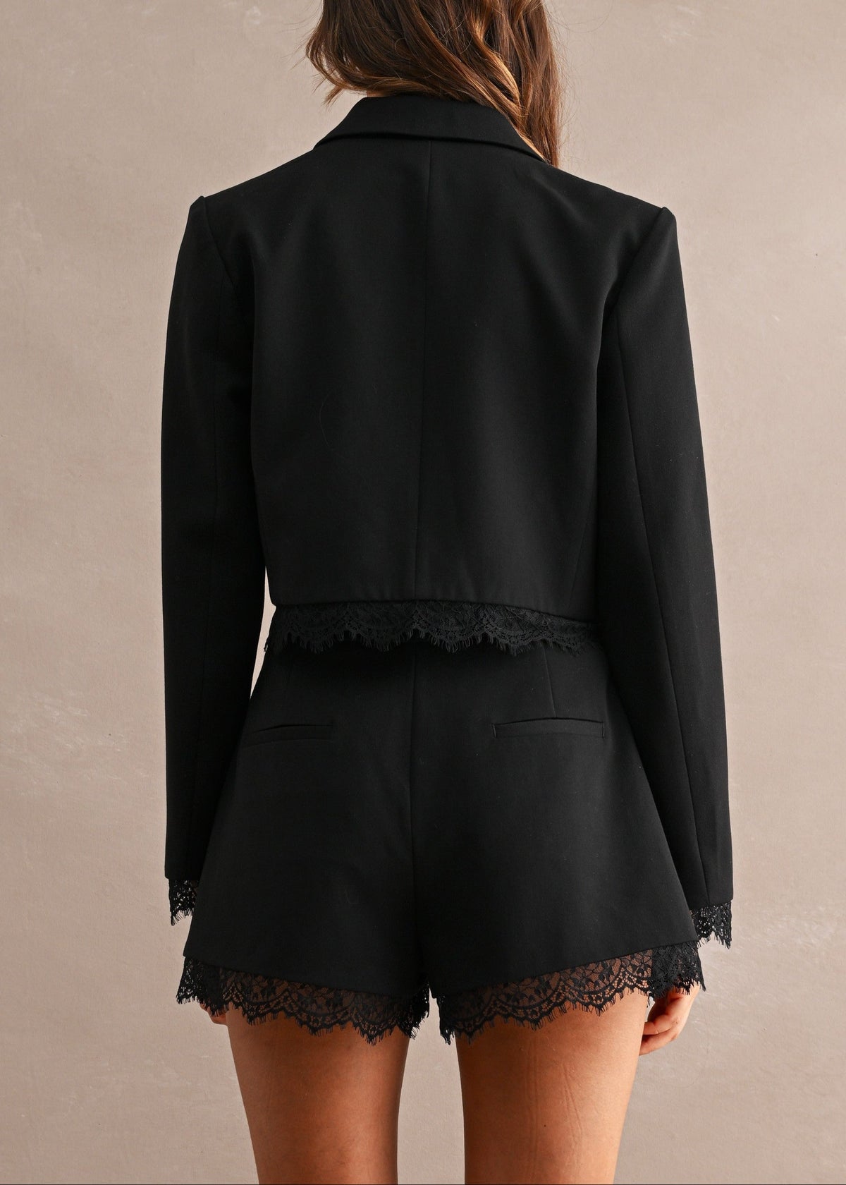 AMANDA CROPPED BLACK BLAZER