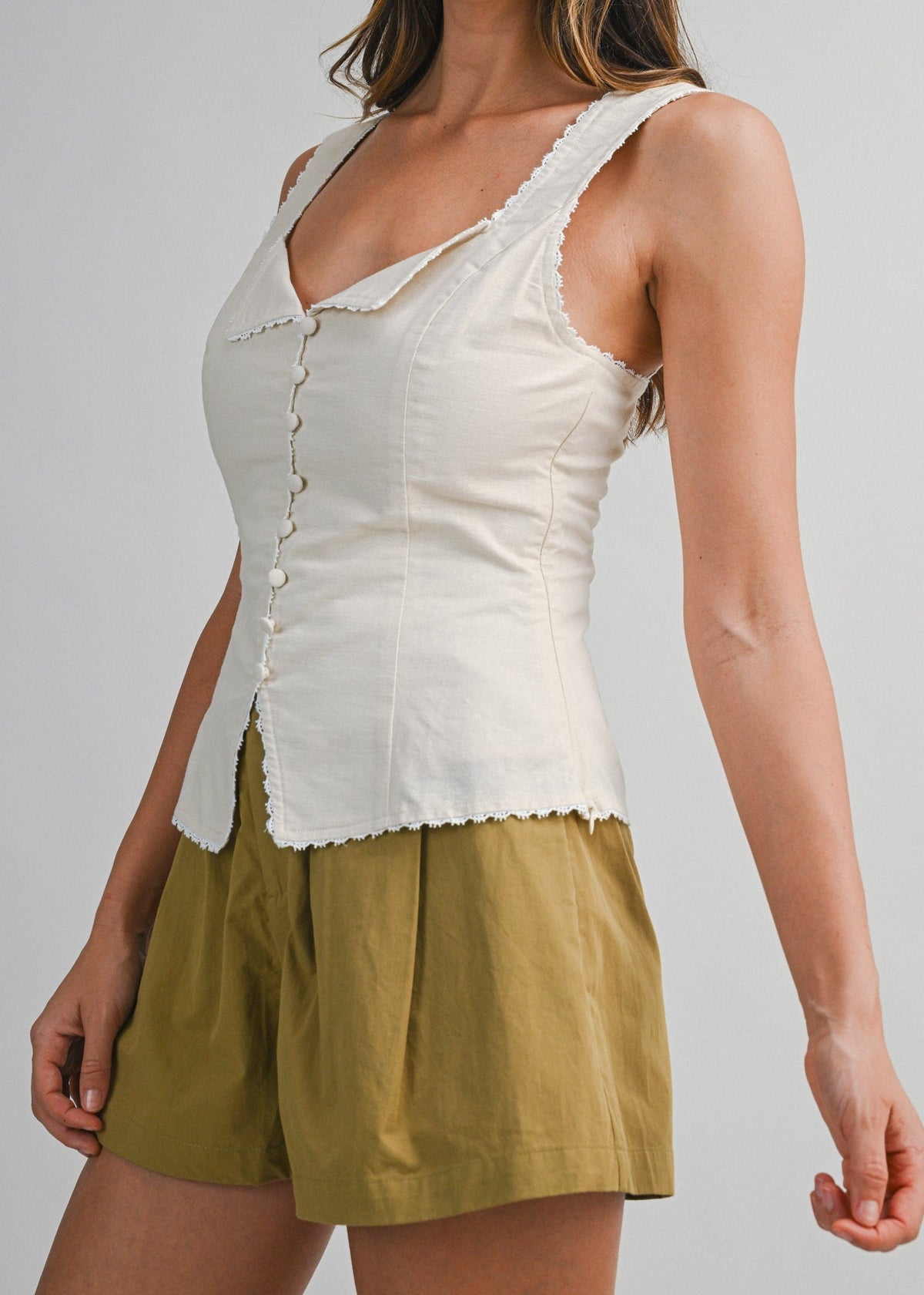 MIA SLEEVELESS TAUPE TOP